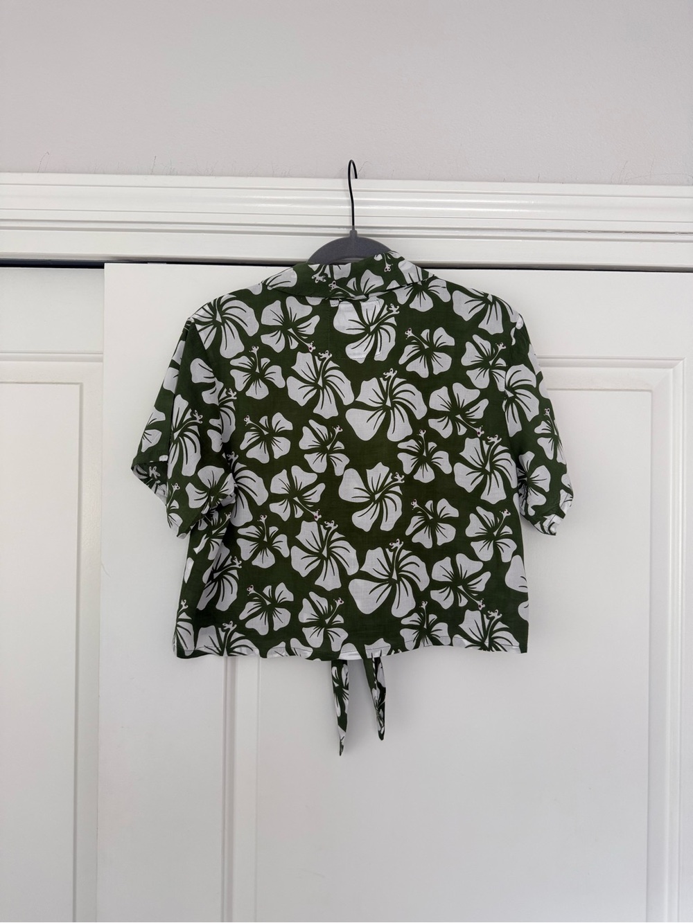 Holoholo Surf Aloha Button Crop In Avocado Kokio Print View 4